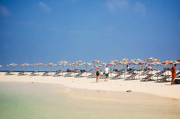 Phuket, Tayland - 2009: Plaj sandalyeleri ve renkli şemsiyeler çizgi plaj
