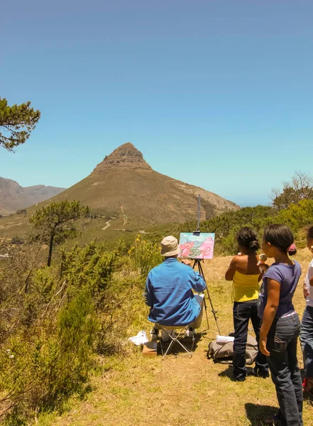 Cape Town - 2011: okul çocukları Table Mountain boyalar ise bir ressam gözlemleyerek
