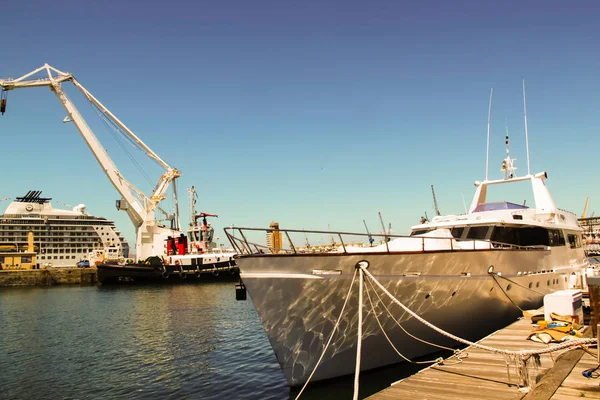 Cape Town - 2011: Tekne Victoria Wharf adlı bir yolcu gemisi arka plan bağlantı istasyonları