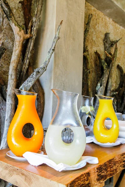 Kruger Ulusal Parkı 'ndaki safari kulübesinde eşsiz bir sürahide portakal suyu ve limonata.
