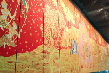 Bangkok - 2010: Budist kırmızı ve altın ahşap panellerinde Bangkok Uluslararası Havaalanı'nda görüntülenen resim