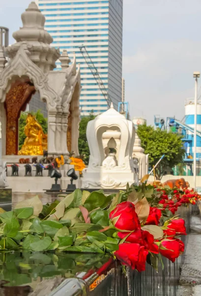 Les Roses Gisaient Dans Une Fontaine Dans Sanctuaire Bouddhiste Bangkok — Photo