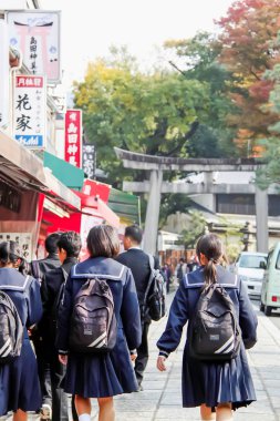 Kyoto, Japonya - 2010: Fushimi Inari Taisha İyet ana yakın kapıda doğru Japon okul kız