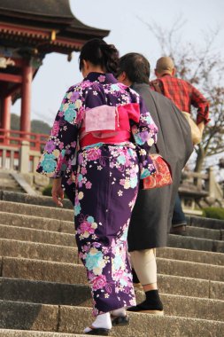Kyoto, Japonya - 2010: Yolda Kiyomizu-dera Tapınağı, Kyoto kimono Japon kadın