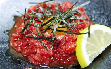 Japonca tartare deniz yosunu ve limon dilimi ile sığır eti