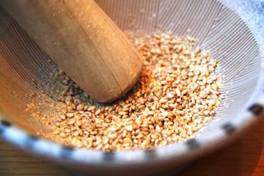 Suribachi 'de öğütülmüş susam tohumları, Japon harcı ve tokmağı.