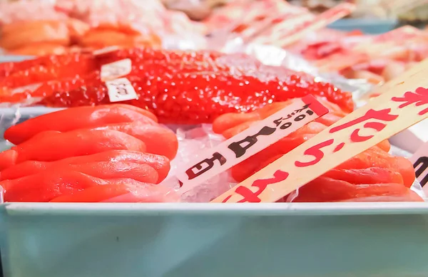 2010年 市場で新鮮なマグロの刺身を販売 — ストック写真