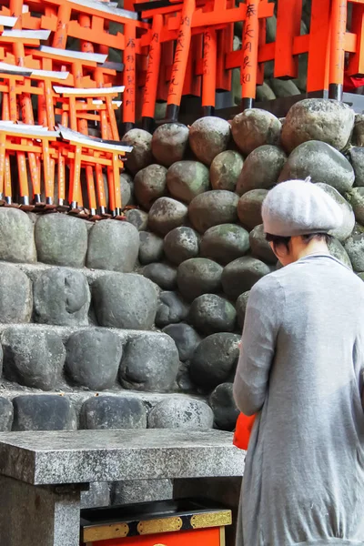Kyoto, Japonya - 2010: Fushimi Inari Taisha tapınak dua Japon Bayan