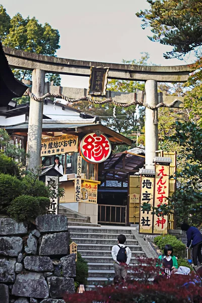 Kyoto, Japonya - 2010: Kapı girişine Kiyomizu-dera Tapınağı, Kyoto