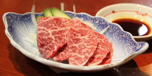 Hida Beef Sashimi Geserveerd Met Dipsojasaus — Stockfoto