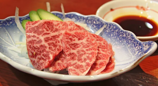 Hida Beef Sashimi Geserveerd Met Dipsojasaus — Stockfoto