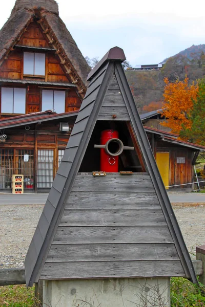 Hida, Japonya - 2010: Yangın Hidrant boru gassho tarzı foof top Shirakawago Köyü ile
