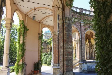Zagreb, Hırvatistan - 2013: Arcades boyunca Mirogoj Hermann Bolle 1929 yılında tamamlanan mimar tarafından tasarlanan Mezarlığı
