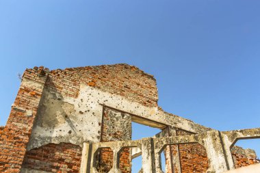 Hırvatistan İç Savaşı 'ndan kalma Ordu Koleksiyonları Müzesi' nde savaştan kalma bombalı ve delik deşik edilmiş bir bina.