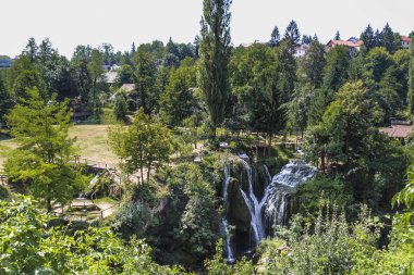 Şelaleler ve Rastoke çevresi. Şelaleye genellikle su değirmeninin sahibinin adı verilir.