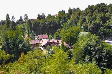 Rastoke 'taki su değirmenleri. Temeli travertinden ve üst kısmı ahşaptan yapılmıştır..