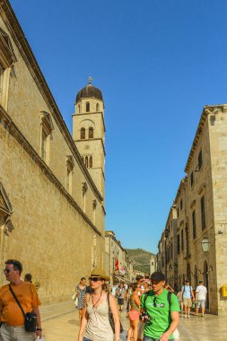 Dubrovnik, Hırvatistan - 2013: Dubrovnik eski kasaba sokaklarında (Stradun) turist akın