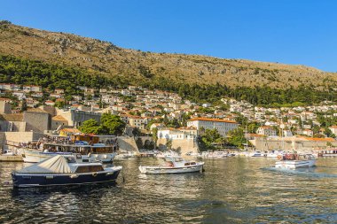 Dubrovnik, Hırvatistan - 2013: Boş zaman etkinlikleri ve cruise tekneler, eski liman deniz kıyılarında