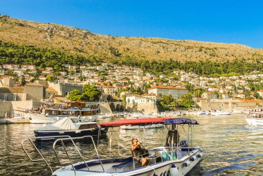 Dubrovnik, Hırvatistan - 2013: Boş zaman etkinlikleri ve cruise tekneler, eski liman deniz kıyılarında
