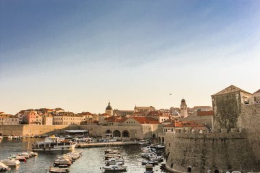 Dubrovnik, Hırvatistan - 2013: eski liman için harika bir yerdir Dubrovnik relas ve seyretmek tekne gitmek ve dışarı