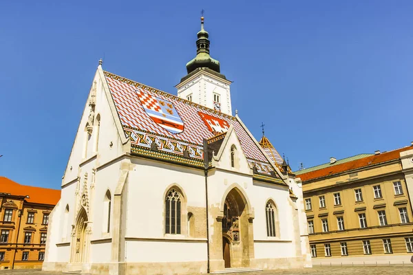 Zagreb, Hırvatistan - 2013: Hırvatistan, Dalmaçya ve Slavonia Ortaçağ Arma ve Zagreb arması St. Mark Kilisesi - renkli döşeli çatısı, 1880 yılında inşa vardır