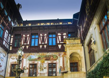 Sinaia, Romanya - 2013: İç avlu Peles Kalesi