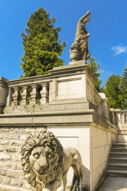 Sinaia, Romanya - 2013: Koruma aslan heykeli, Peles Kalesi