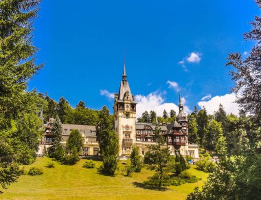 Peles Kalesi 'nin yaz manzarası