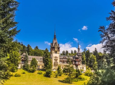 Peles Kalesi 'nin yaz manzarası