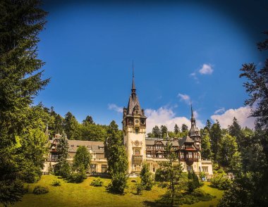 Yazın Peles Kalesi 'nin resimli görüntüsü