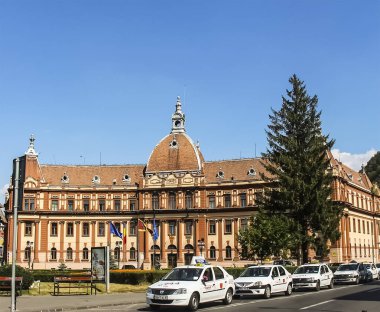 Brasov, Romanya - 2013: Prefectura Brasov 1902 yılında inşa edilmiş tarihi bir anıt olan. Adalet Sarayı amacı ile inşa edilmiştir