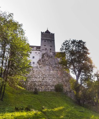 Köprüden Bran Kalesi ana kule görüntüsü