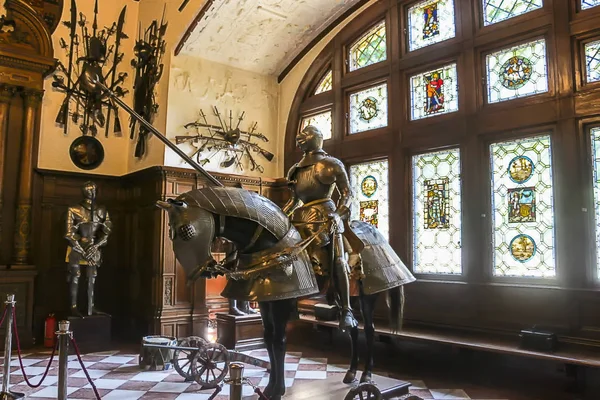 Sinaia, Romanya - 2013: Knight ve at heykelleri Peles Kalesi içinde bronz