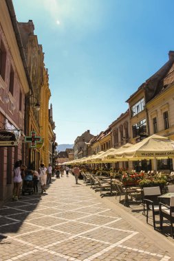Brasov, Romanya - 2013: Strada kafe ve restoranlar ile kaplı Republicii (Cumhuriyet Caddesi)