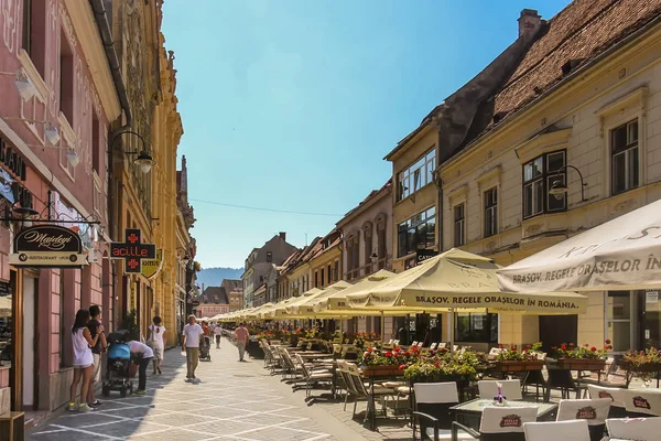 Brasov, Romanya - 2013: Strada kafe ve restoranlar ile kaplı Republicii (Cumhuriyet Caddesi)