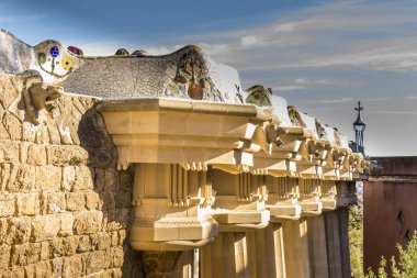 Barcelona - Aralık 2018: çok renkli mozaik semender, Halk El Drac (dragon) Park Guell, bilinen