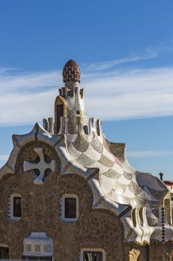 Barcelona - Aralık 2018: çok renkli mozaik semender, Halk El Drac (dragon) Park Guell, bilinen