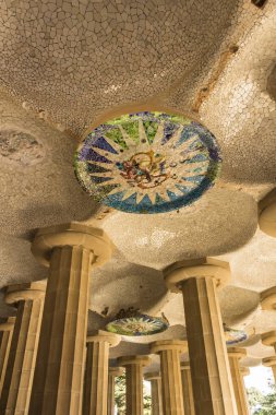 Barcelona - Aralık 2018: çok renkli mozaik semender, Halk El Drac (dragon) Park Guell, bilinen