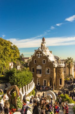 Barcelona - Aralık 2018: çok renkli mozaik semender, Halk El Drac (dragon) Park Guell, bilinen