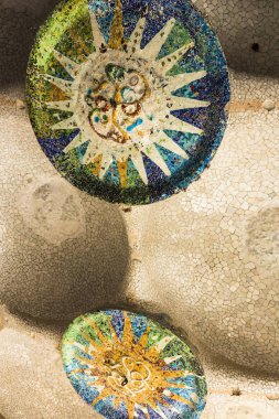 Barcelona - Aralık 2018: çok renkli mozaik semender, Halk El Drac (dragon) Park Guell, bilinen