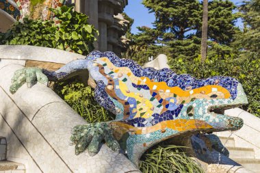 Barcelona - Aralık 2018: çok renkli mozaik semender, Halk El Drac (dragon) Park Guell, bilinen