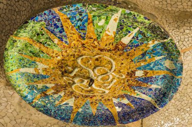 Barcelona - Aralık 2018: çok renkli mozaik semender, Halk El Drac (dragon) Park Guell, bilinen