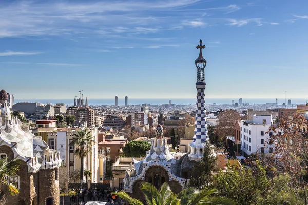 Barcelona - Aralık 2018: çok renkli mozaik semender, Halk El Drac (dragon) Park Guell, bilinen