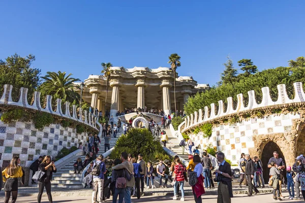 Barcelona - Aralık 2018: çok renkli mozaik semender, Halk El Drac (dragon) Park Guell, bilinen