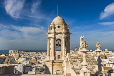 Cadiz Katedrali 'nin çan kulesi ve arka planda Cadiz Körfezi ve batı şehri hava manzarası.