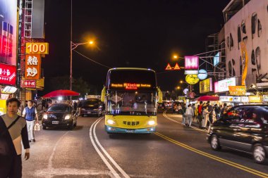 Kenting, Tayvan - Şubat 2019: Yerli halk ve turistik Kenting Street gece pazarı, canlı sokakları
