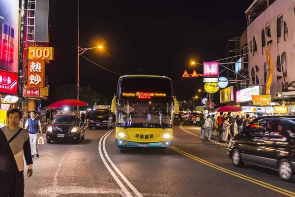 Kenting, Tayvan - Şubat 2019: Yerli halk ve turistik Kenting Street gece pazarı, canlı sokakları
