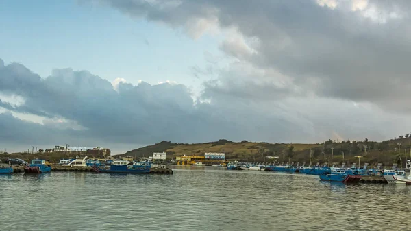Hengchun, Tayvan - Şubat 2019: Balıkçı tekneleri Houbihu limanında akşam