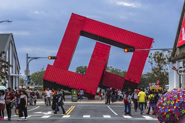 Kaohsiung, Tayvan - Şubat 2019: Pier-2 Sanat Merkezi'nde konteyner nakliye Metal sanat yapısı