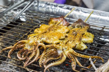 Bütün kalamar ızgara 5 baharat barbequed ile terbiyeli